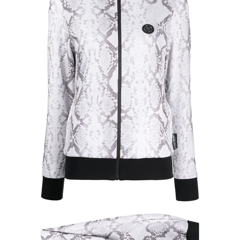 Спортивный костюм со змеиным принтом