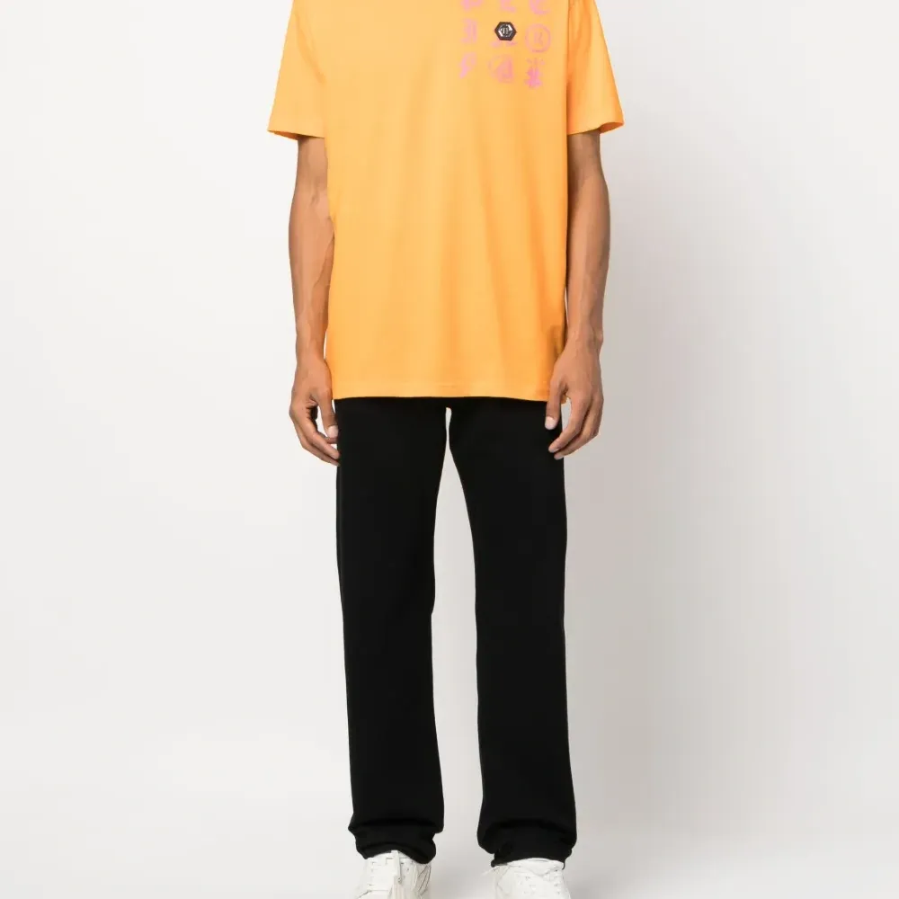 Футболка с нашивкой-логотипом