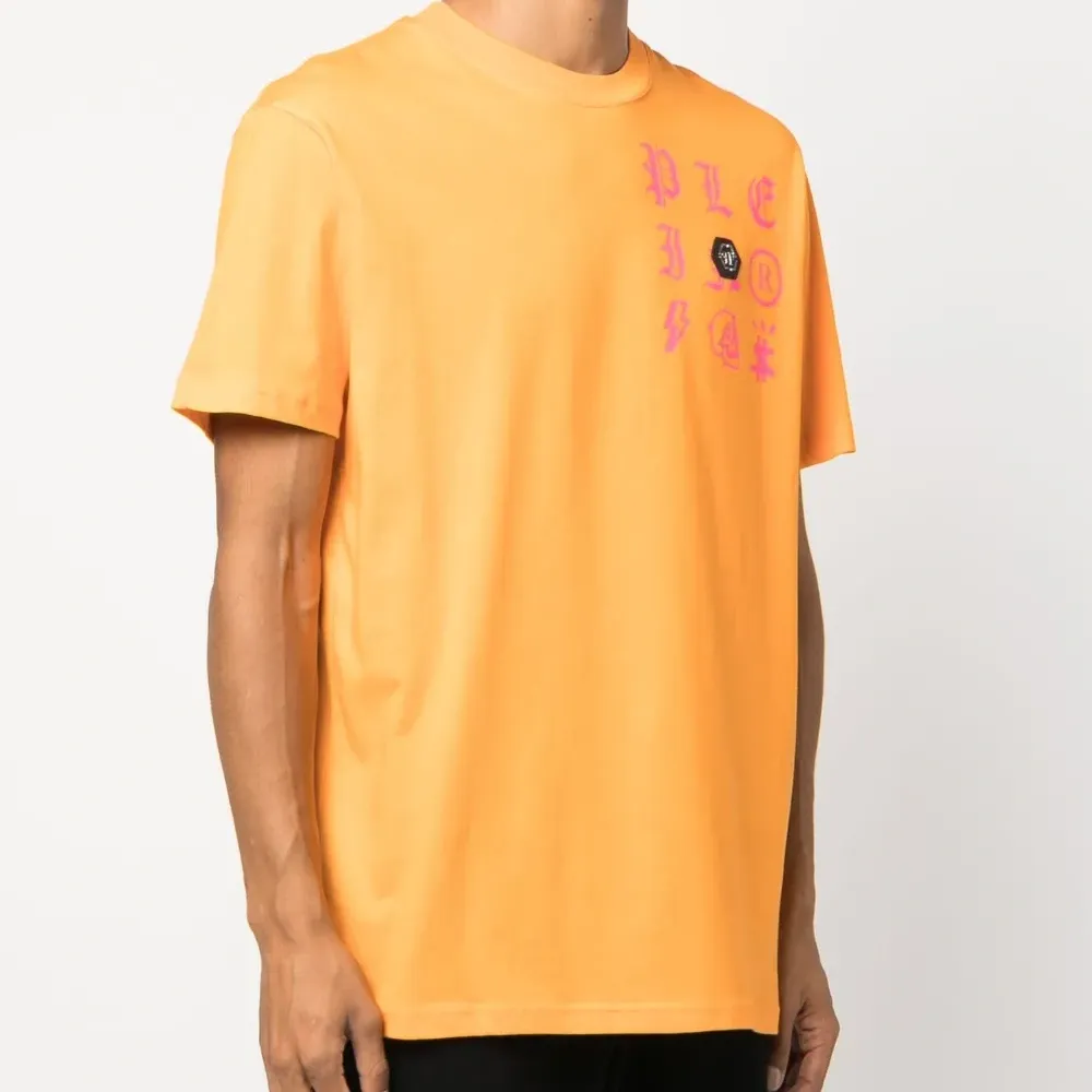 Футболка с нашивкой-логотипом