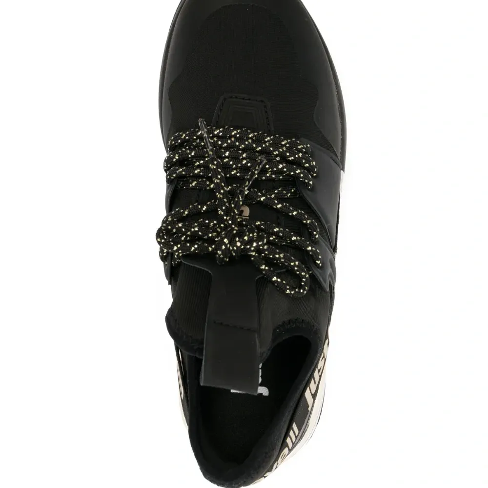 Кроссовки с логотипом