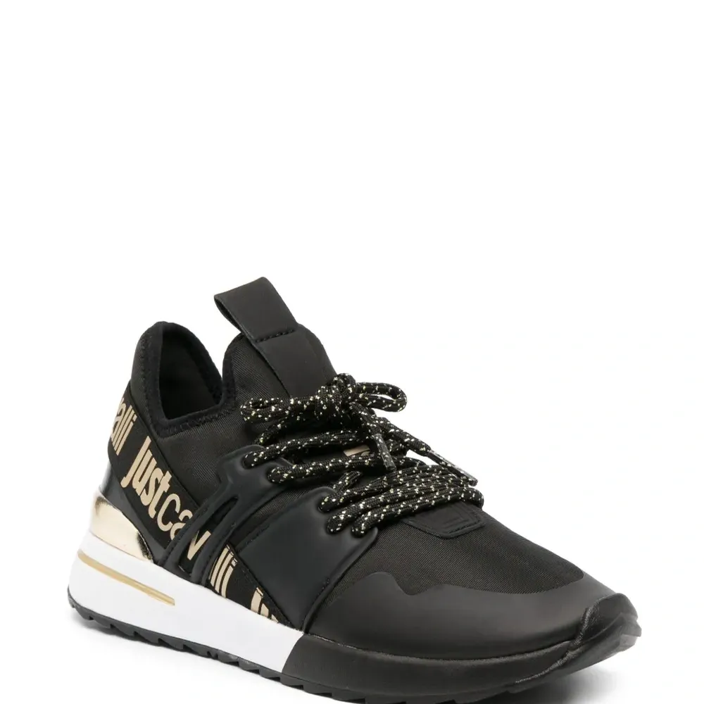 Кроссовки с логотипом