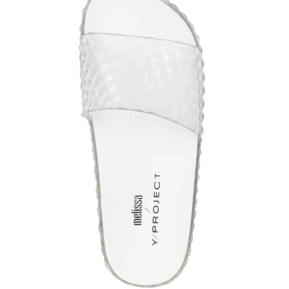 Фактурные шлепанцы из коллаборации с Melissa