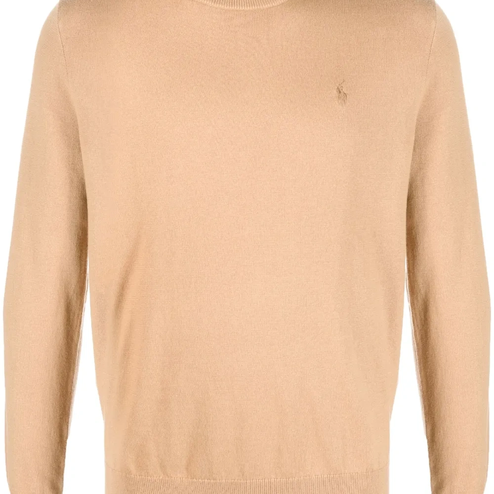 Джемпер с вышитым логотипом