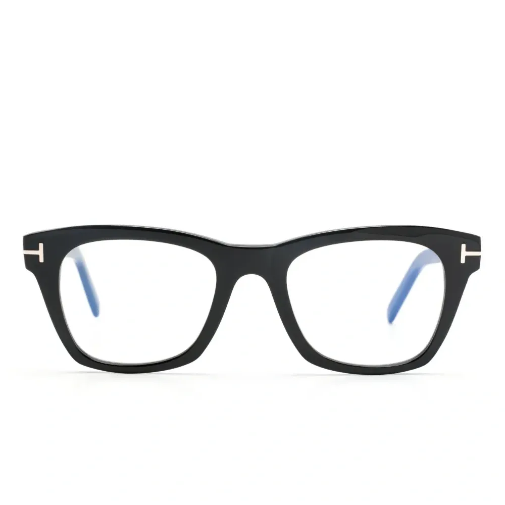 Очки в квадратной оправе