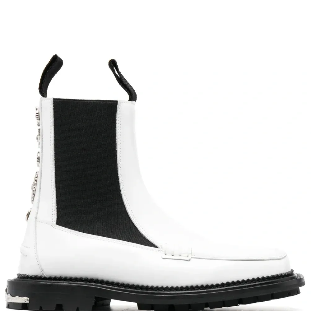 Ботинки с заклепками