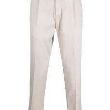 Зауженные брюки со складками