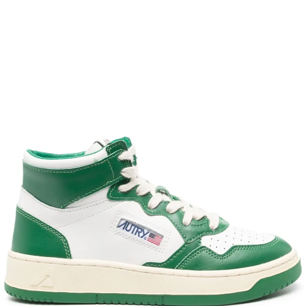 Высокие кроссовки на шнуровке