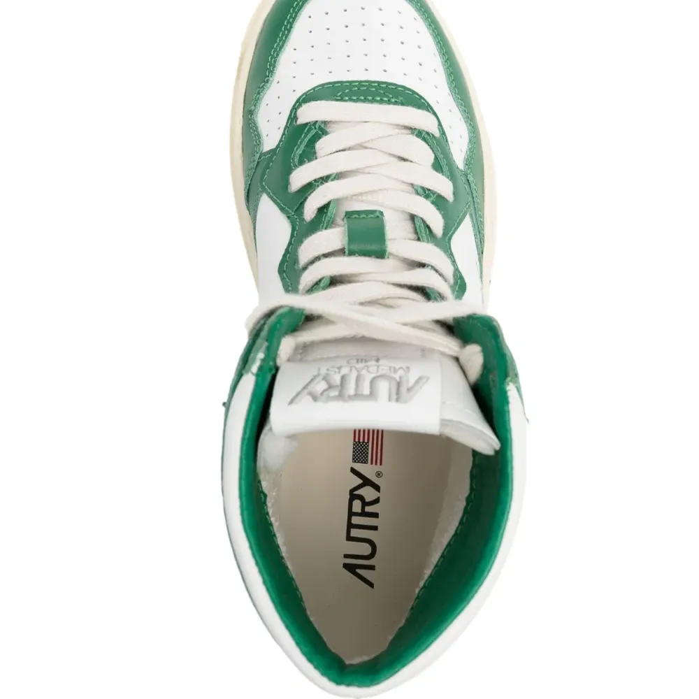 Высокие кроссовки на шнуровке