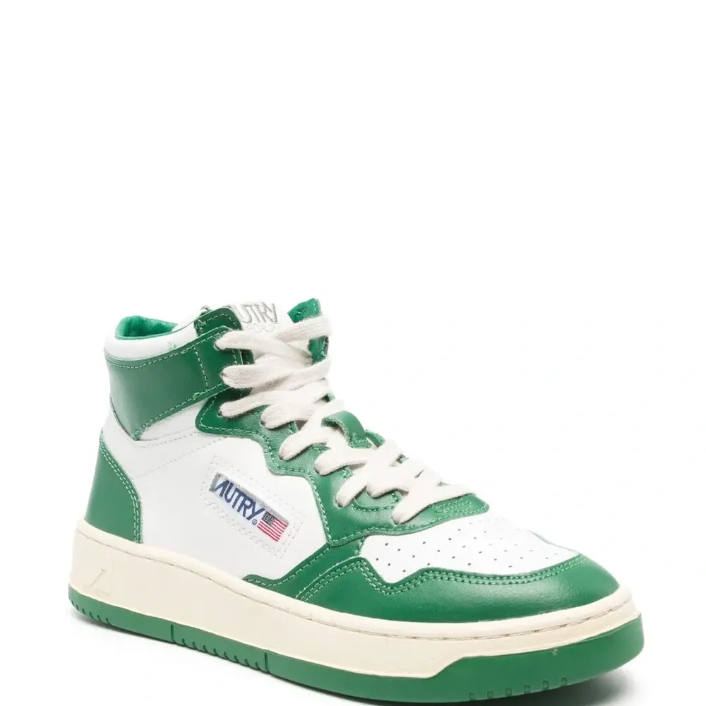 Высокие кроссовки на шнуровке