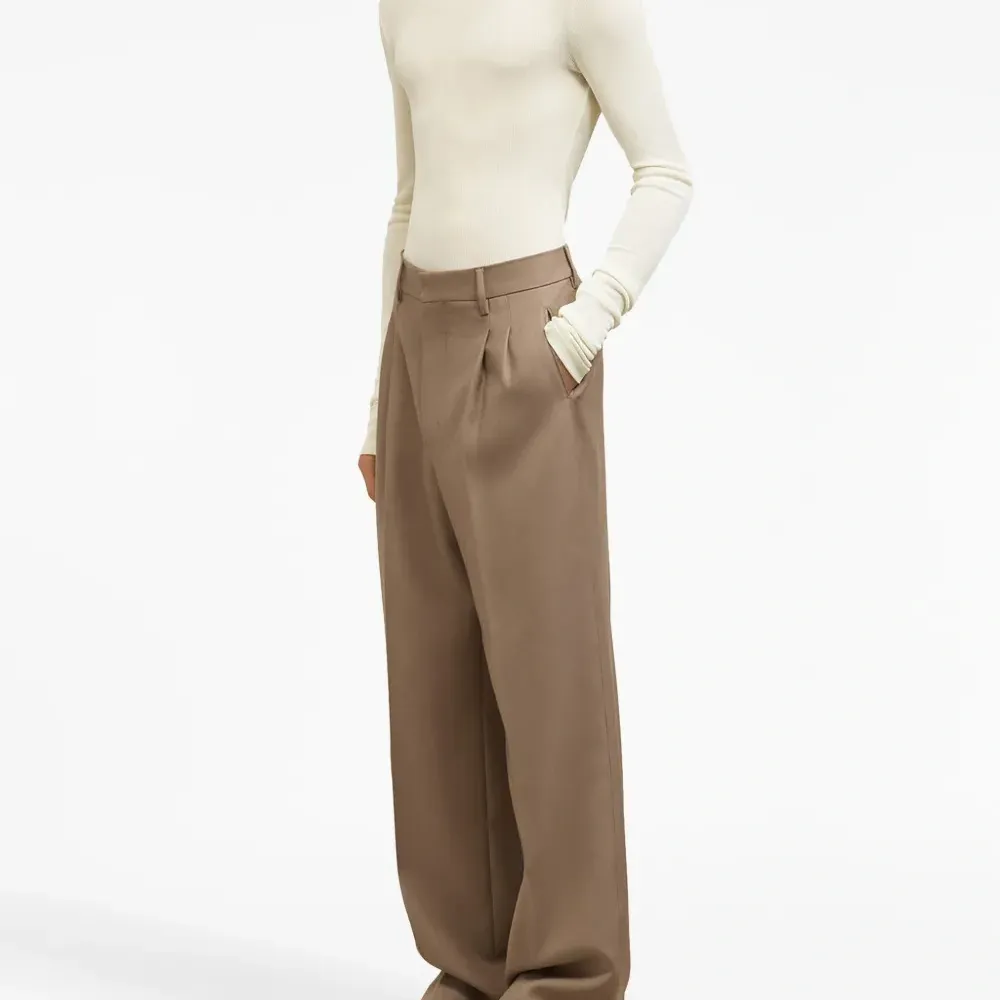 Топ в рубчик с высоким воротником