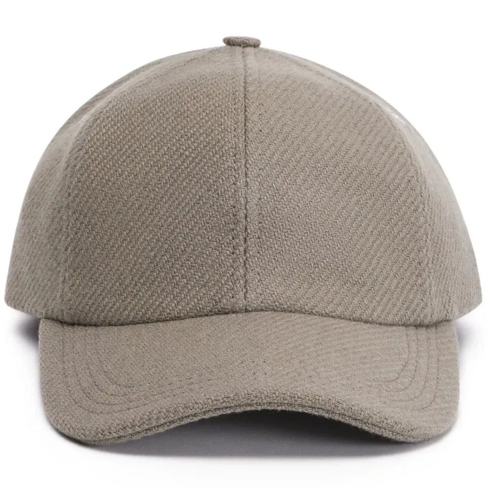 Кепка с вышитым логотипом