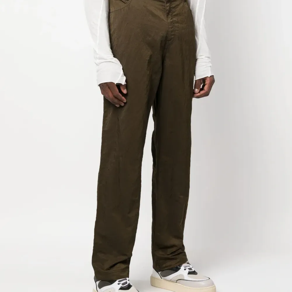 Прямые брюки с жатым эффектом