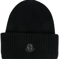 Шерстяная шапка бини с нашивкой-логотипом