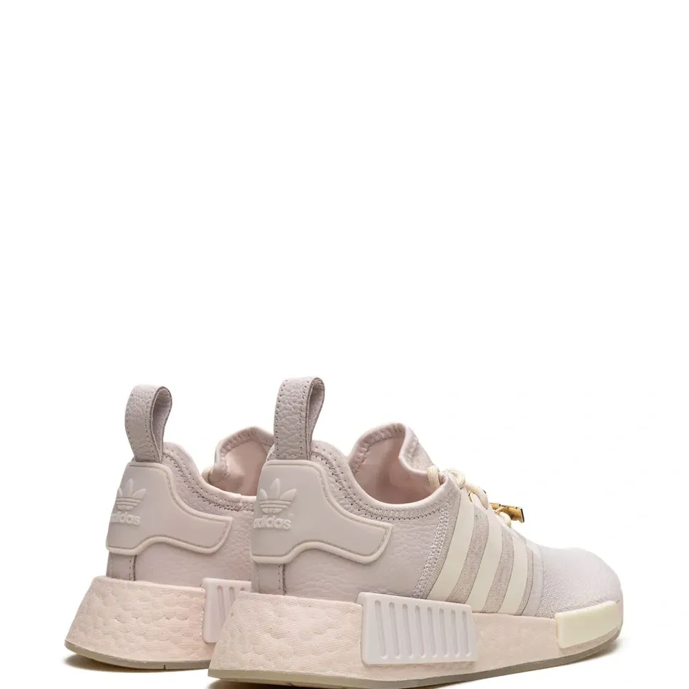 Кроссовки NMD_R1 из коллаборации с Keni Harrison