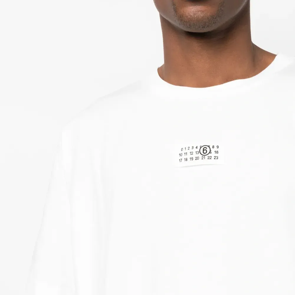 Футболка с нашивкой-логотипом