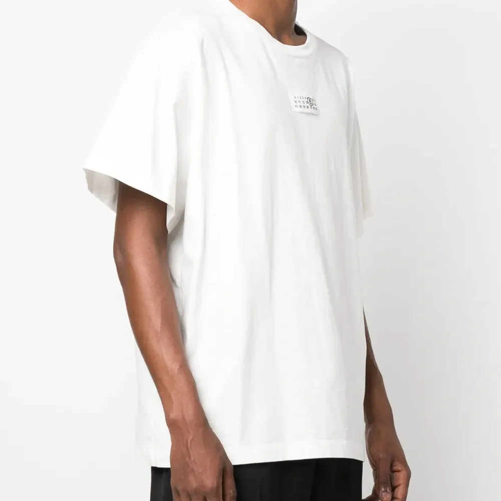 Футболка с нашивкой-логотипом