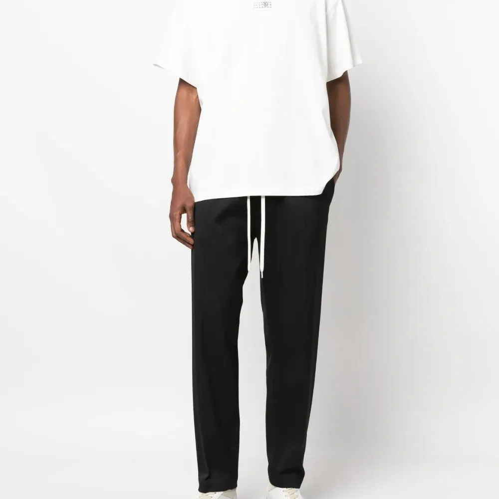 Футболка с нашивкой-логотипом