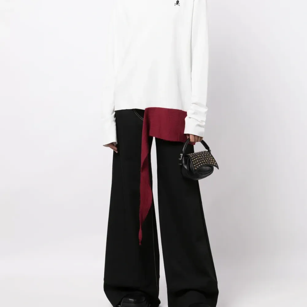 Топ асимметричного кроя с необработанными краями