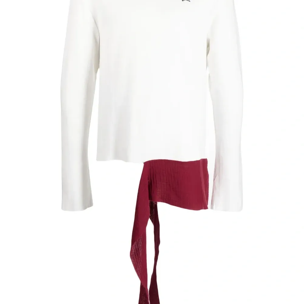 Топ асимметричного кроя с необработанными краями