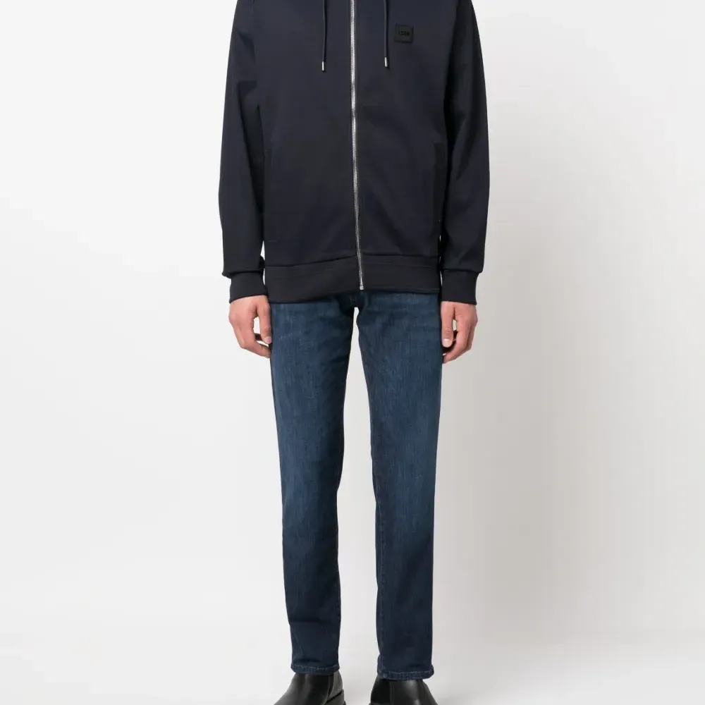 Худи с кулиской и нашивкой-логотипом