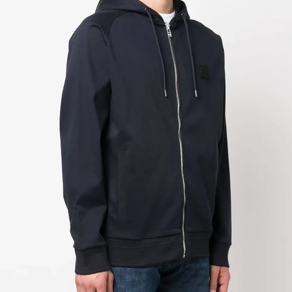 Худи с кулиской и нашивкой-логотипом