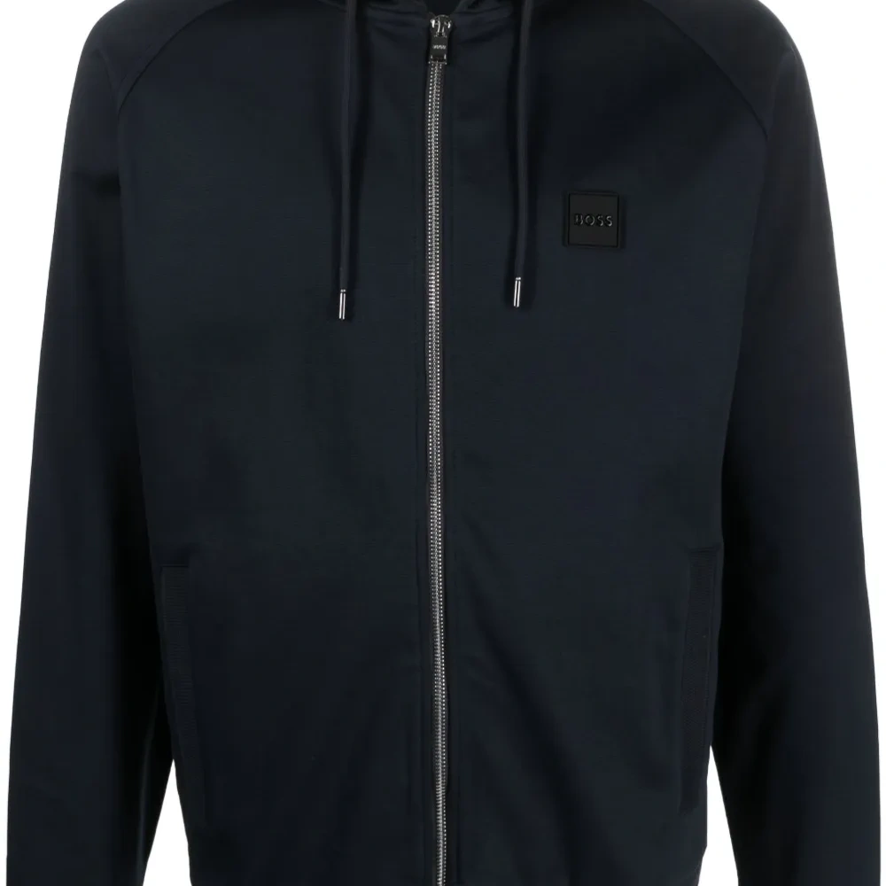 Худи с кулиской и нашивкой-логотипом