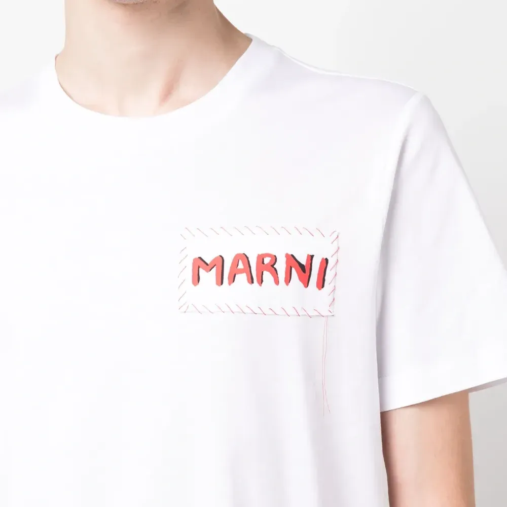 Футболка с нашивкой-логотипом