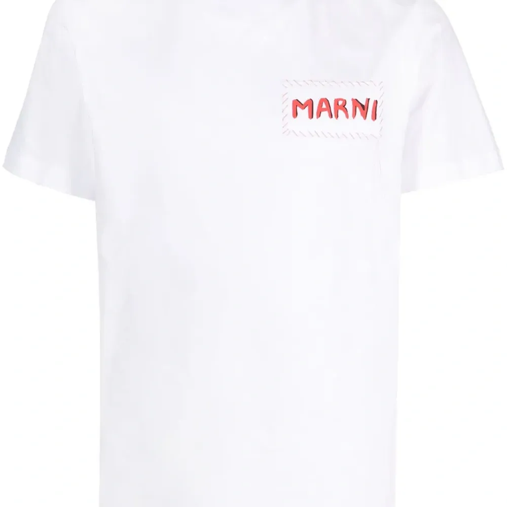 Футболка с нашивкой-логотипом