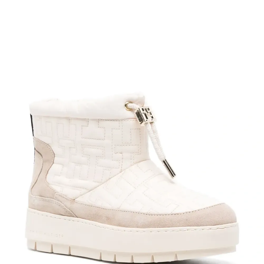 Зимние ботинки на платформе с монограммой