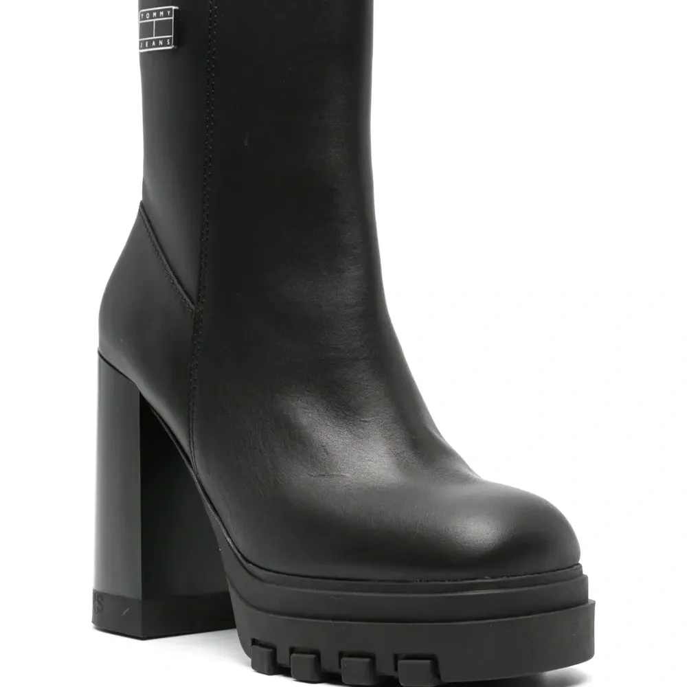 Ботильоны с логотипом