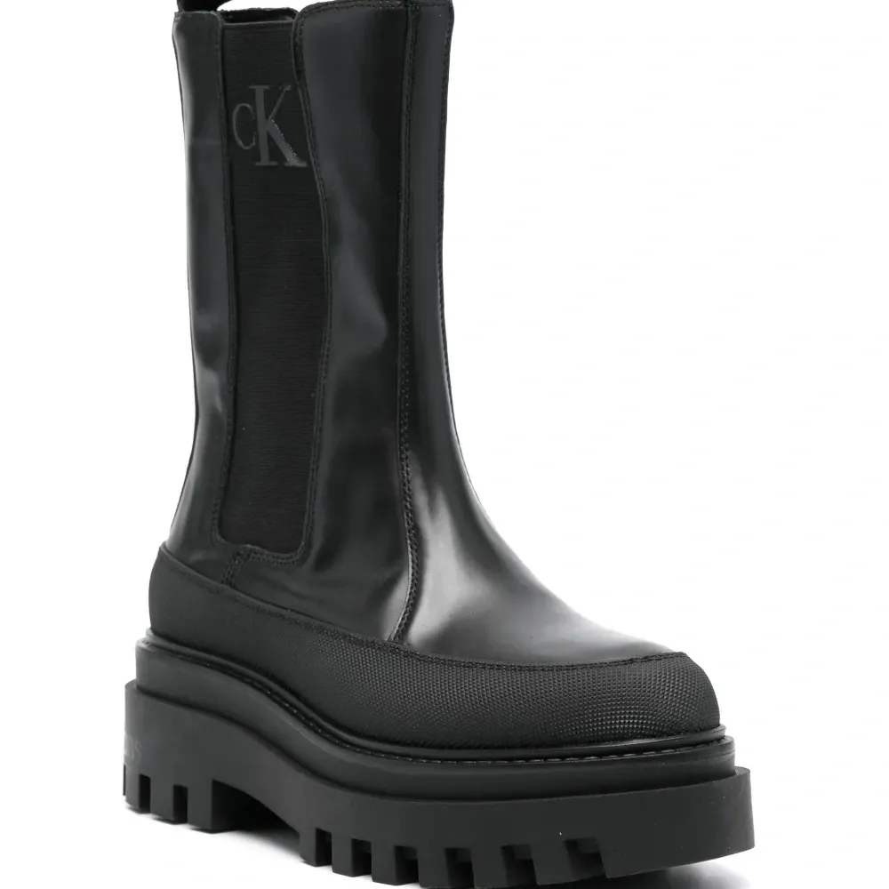 Ботинки челси на массивной подошве