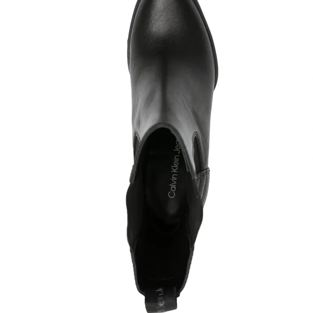 Ботильоны на платформе со стегаными вставками