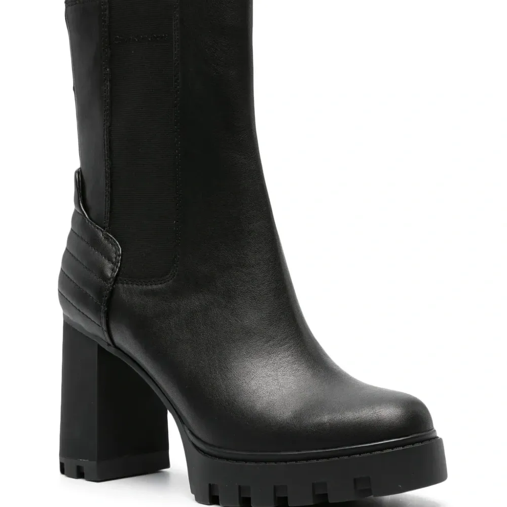 Ботильоны на платформе со стегаными вставками