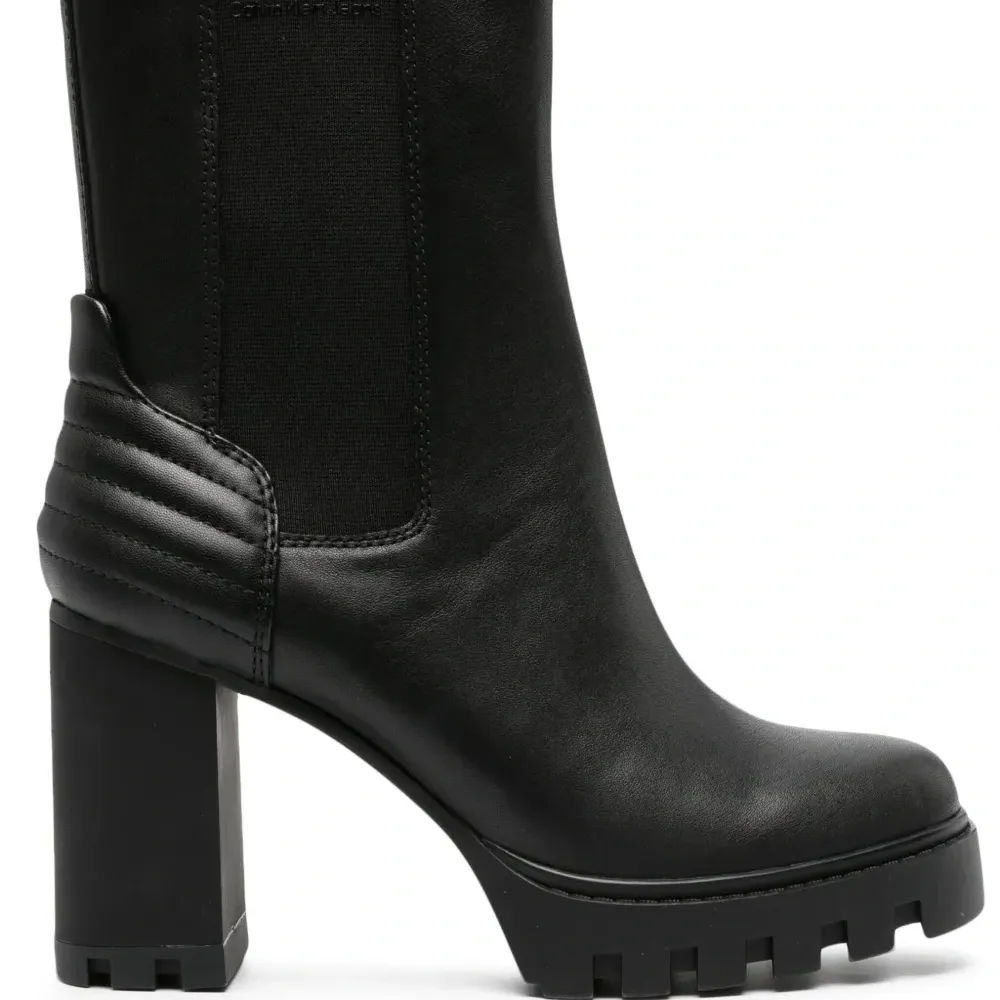 Ботильоны на платформе со стегаными вставками