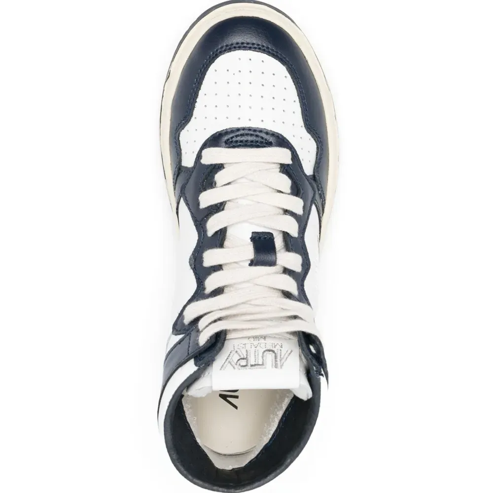 Высокие кроссовки на шнуровке