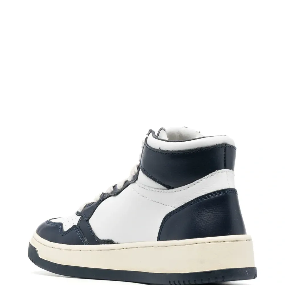 Высокие кроссовки на шнуровке