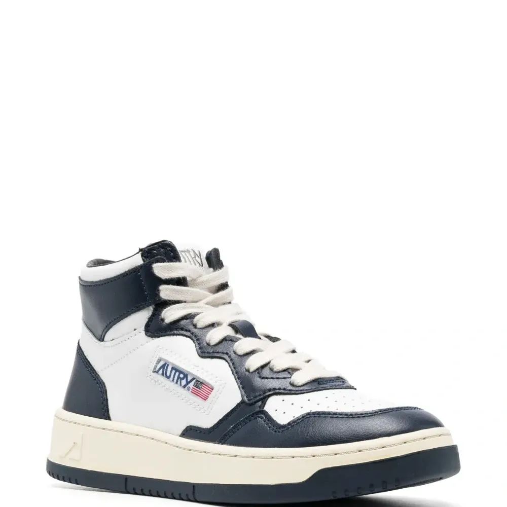 Высокие кроссовки на шнуровке