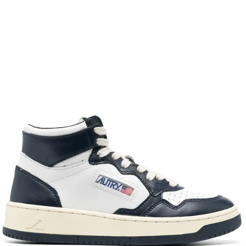 Высокие кроссовки на шнуровке