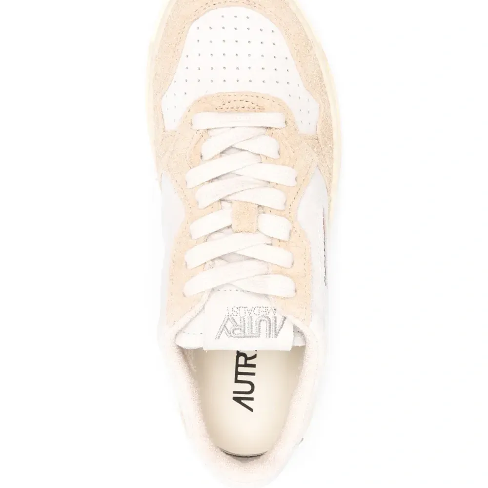 Кроссовки с нашивкой-логотипом