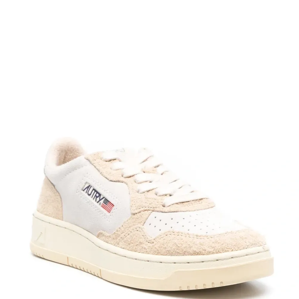 Кроссовки с нашивкой-логотипом