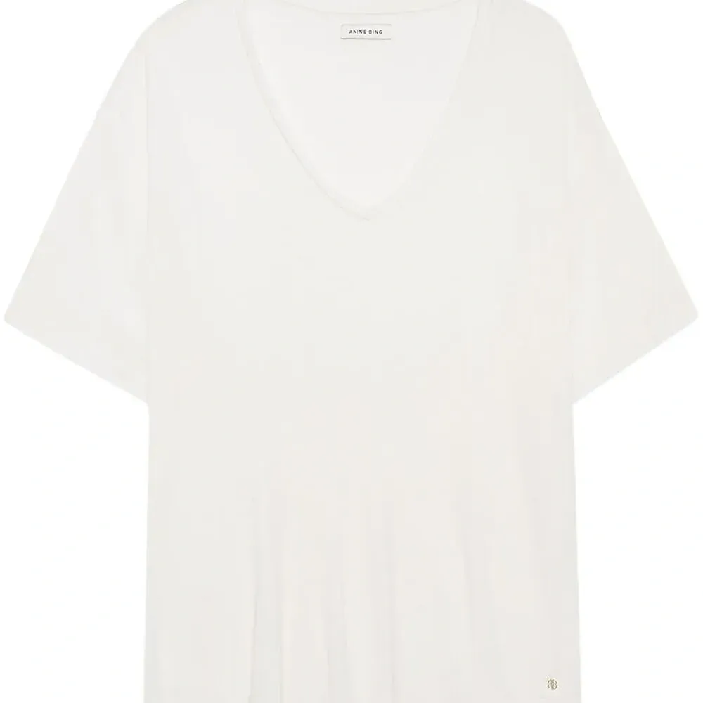 Футболка с V-образным вырезом