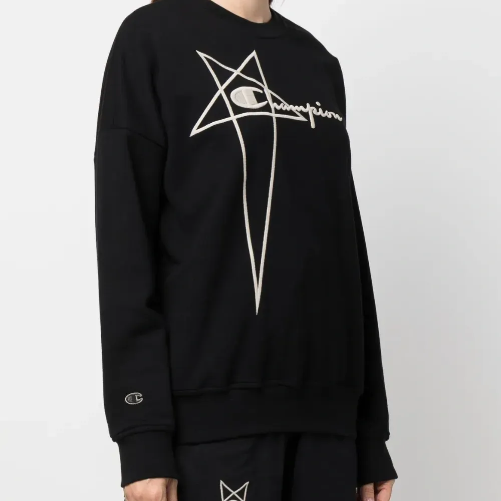 Толстовка с вышитым логотипом