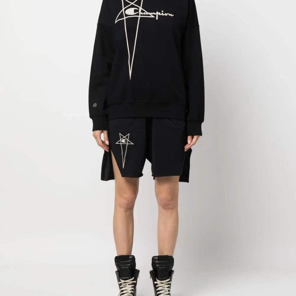 Толстовка с вышитым логотипом