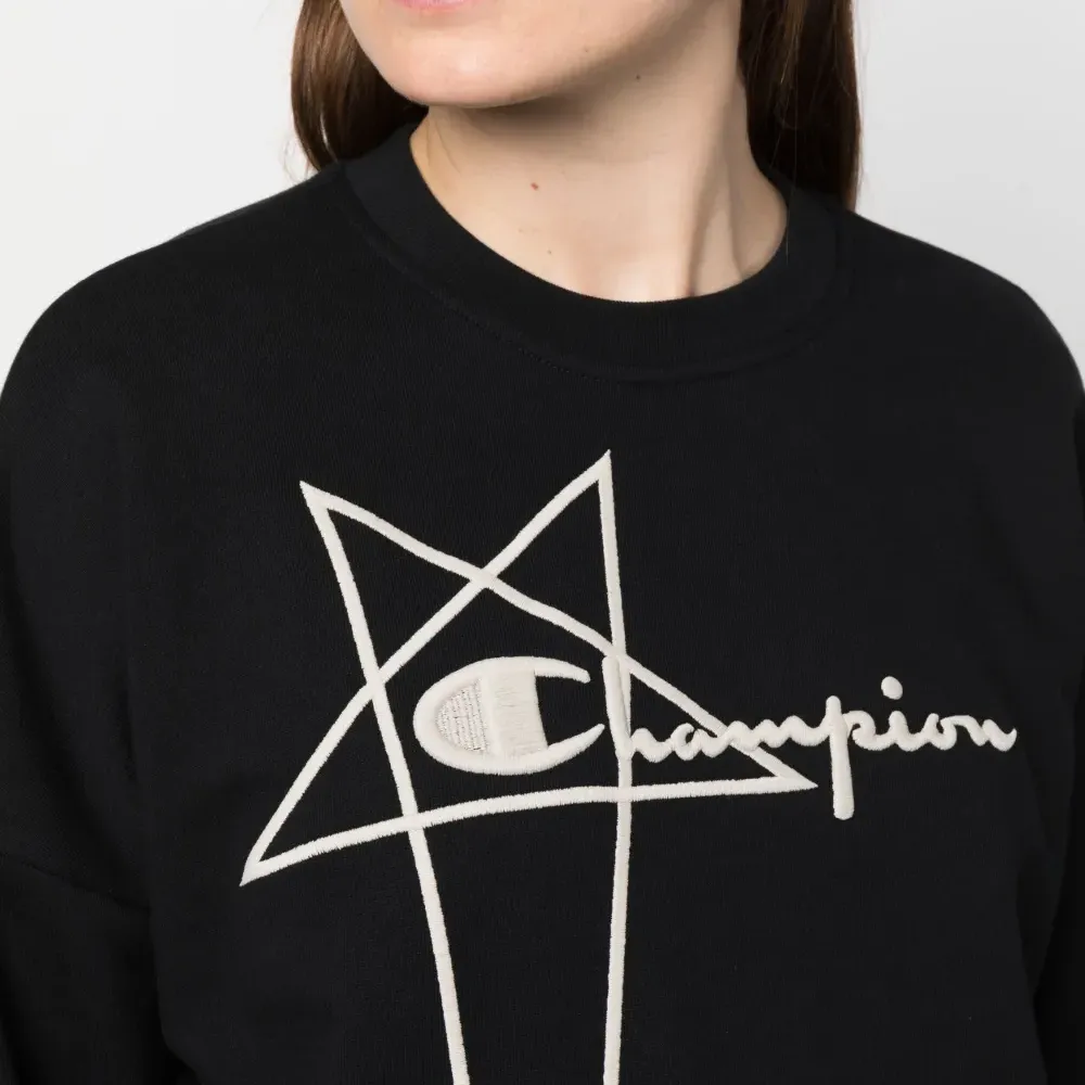 Толстовка с вышитым логотипом