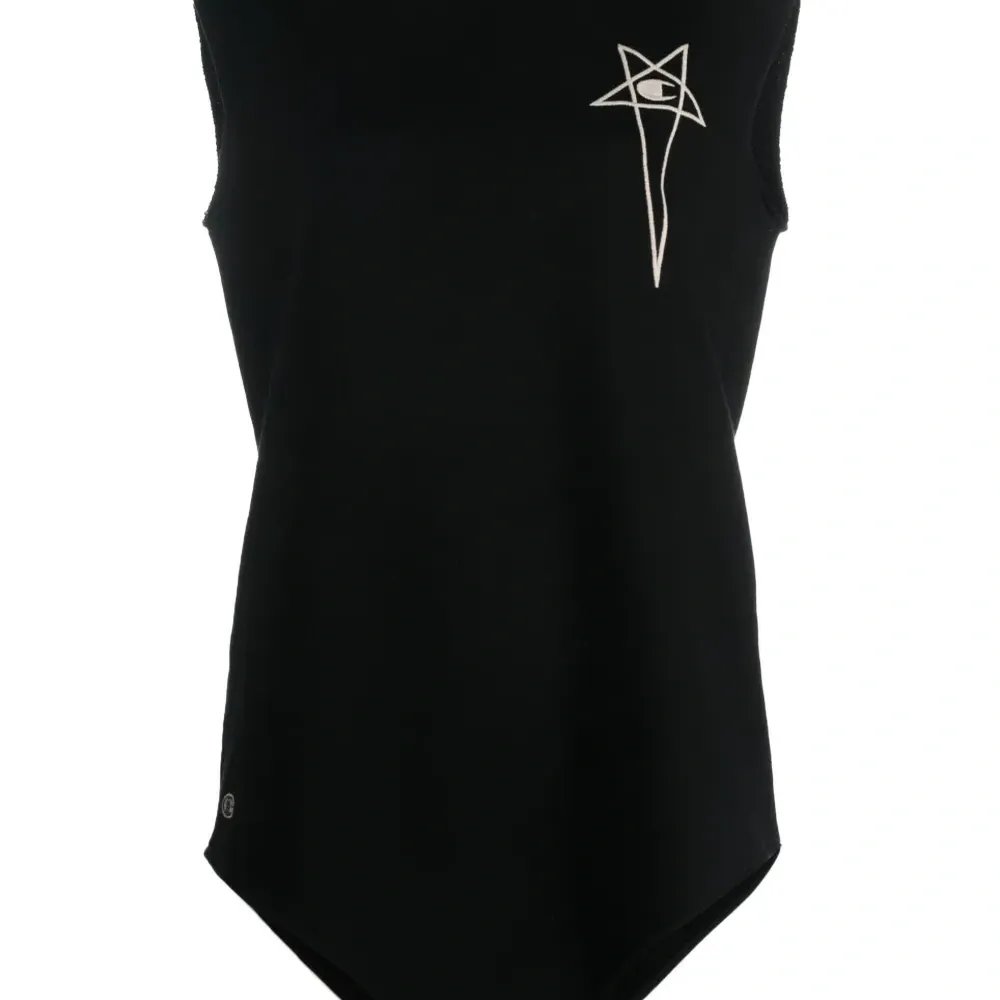 Топ с вышитым логотипом