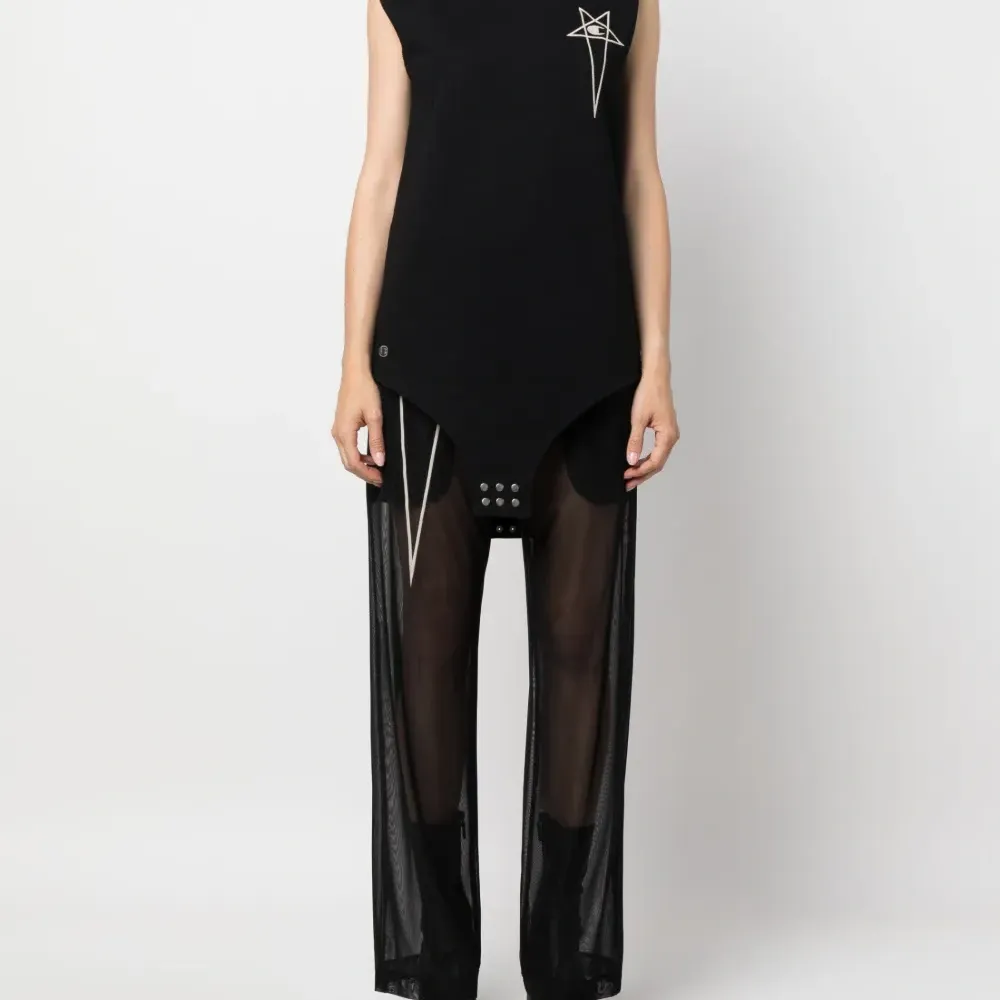 Топ с вышитым логотипом