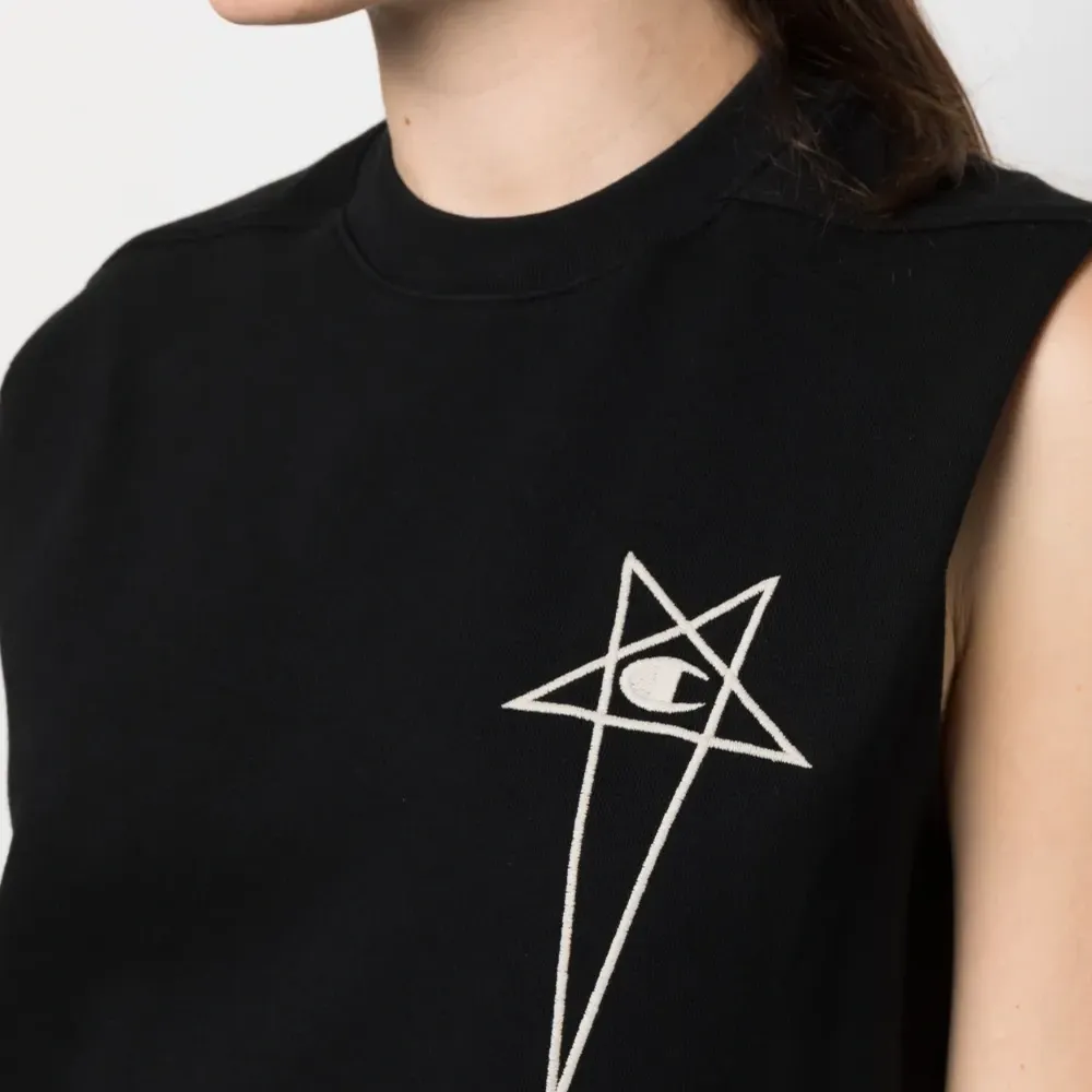 Топ с вышитым логотипом