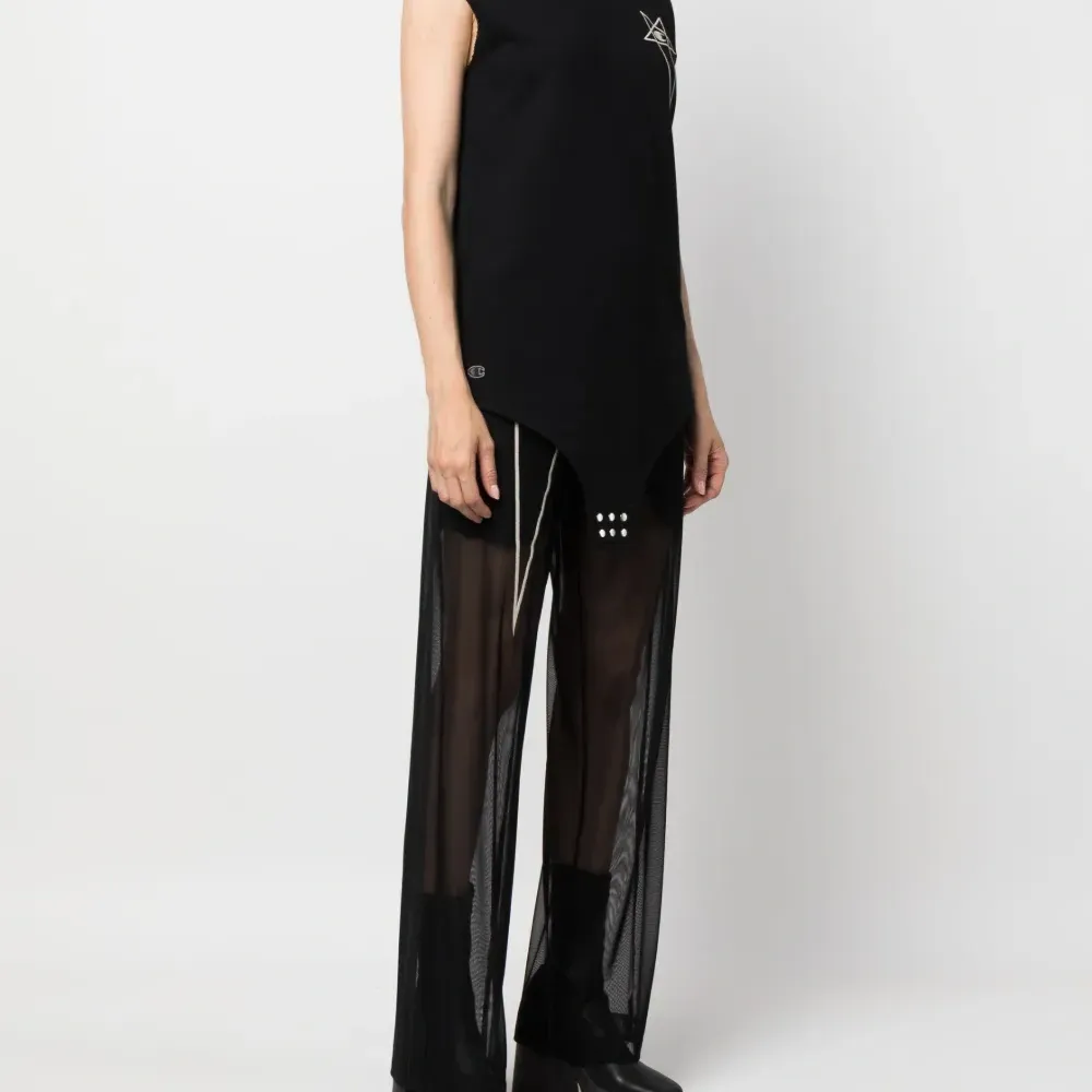 Топ с вышитым логотипом