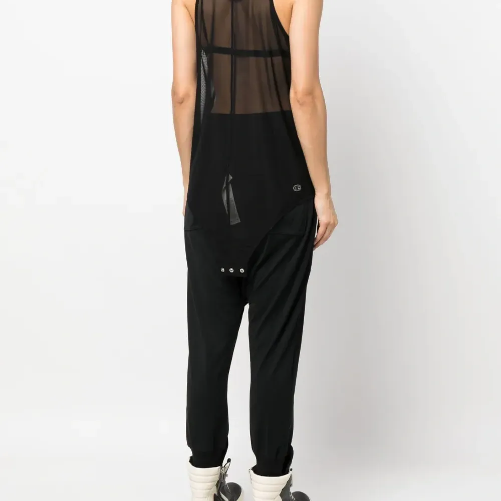 Топ без рукавов из коллаборации с Champion