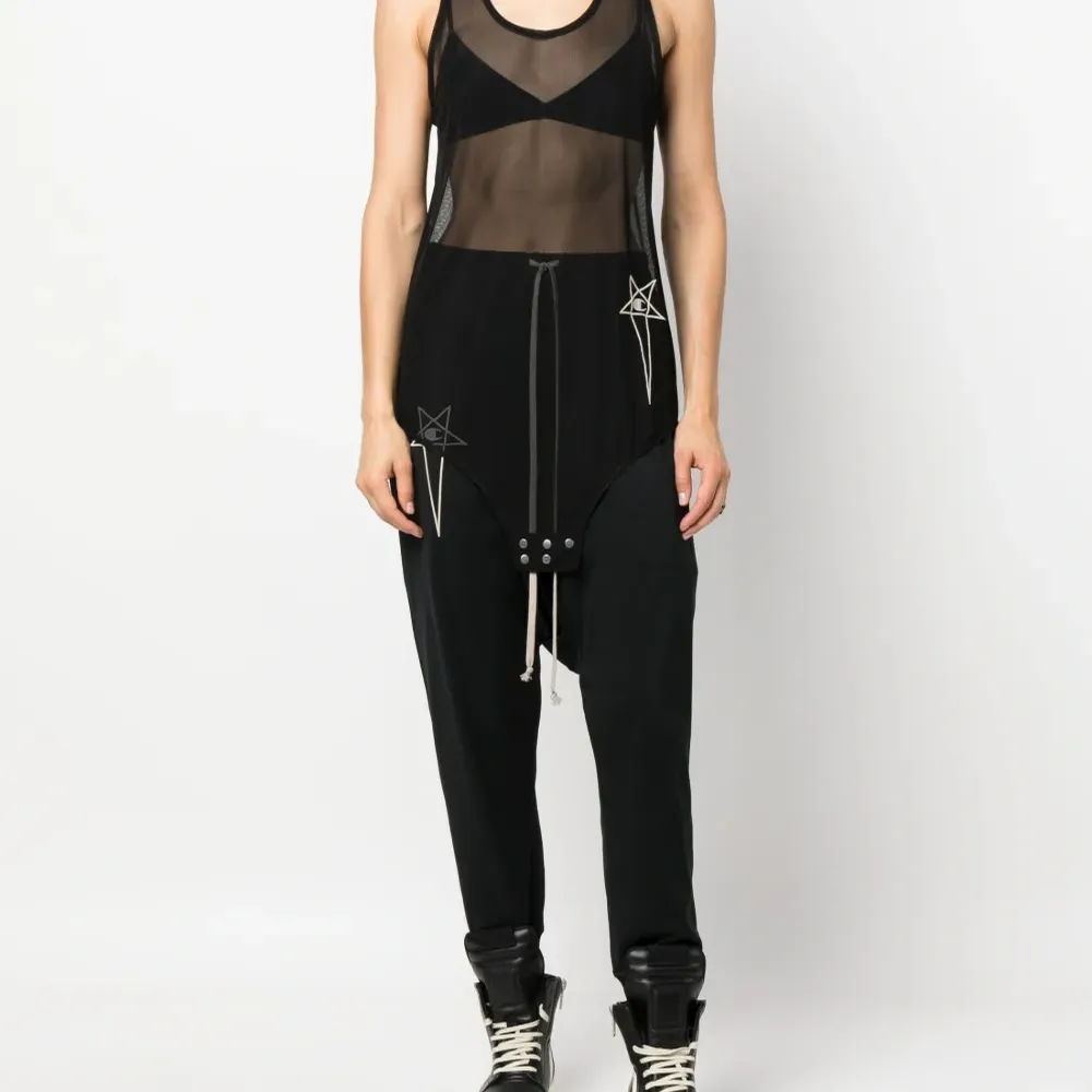 Топ без рукавов из коллаборации с Champion